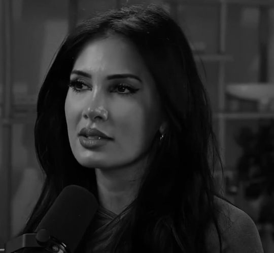 "Мудрая жена устроит дом свой, а глупая разрушит его своими руками"