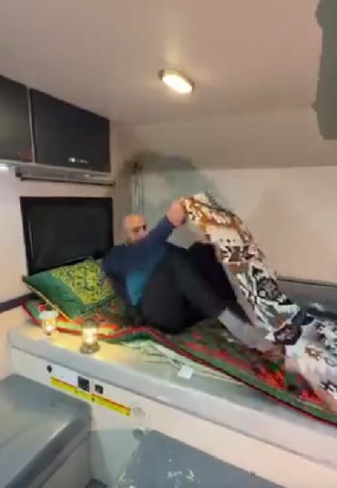 Сыбался от жены