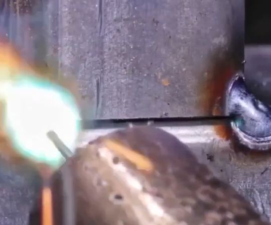 Сварщик с большим опытом доступно объясняет тонкости своей профессии⁠⁠