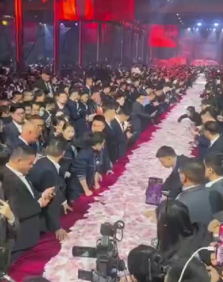 Китайская компания раздала сотрудникам годовые бонусы на сумму 26 миллионов долларов наличными