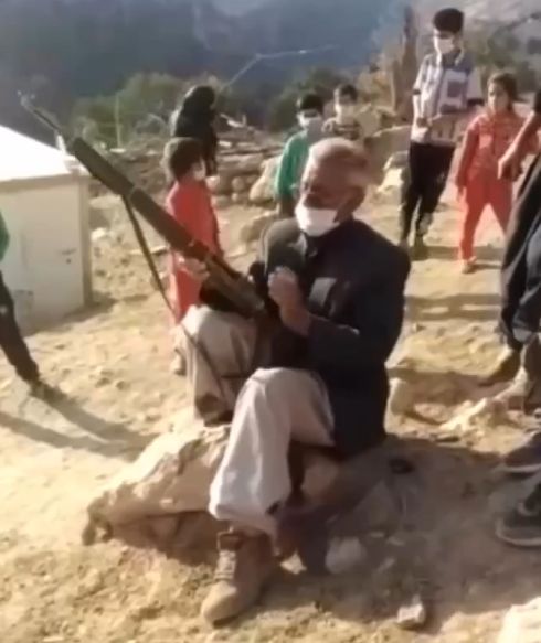 Смотрите, сынки, и учитесь, как старый аксакал заряжает