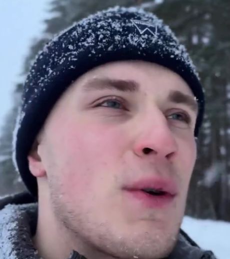 Идущий по снегу