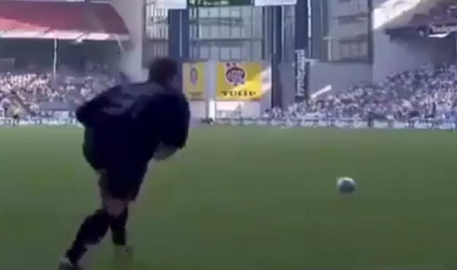 В 2002 году футбольный клуб "Копенгаген" забил гол где мяч не коснулся земли после удара от вратаря