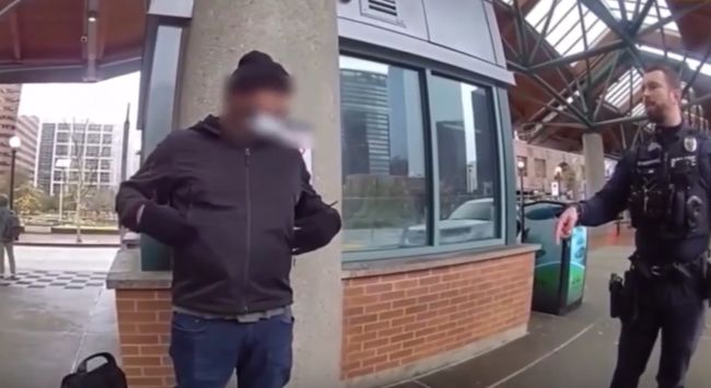 Полез с ножом на полицейских