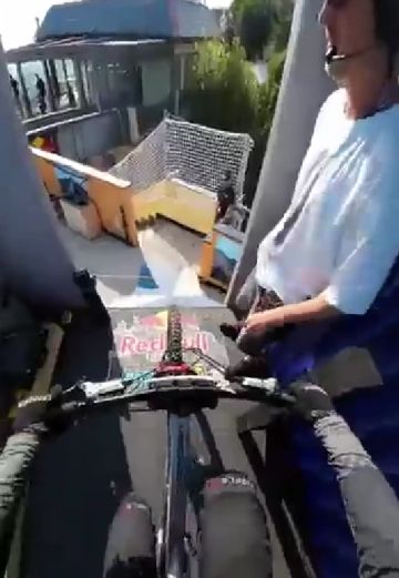 Человек скатился