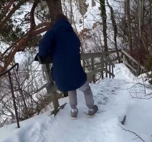 Ишь, как откаблучивает