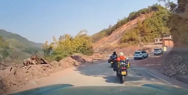 Странное поведение мотоциклиста