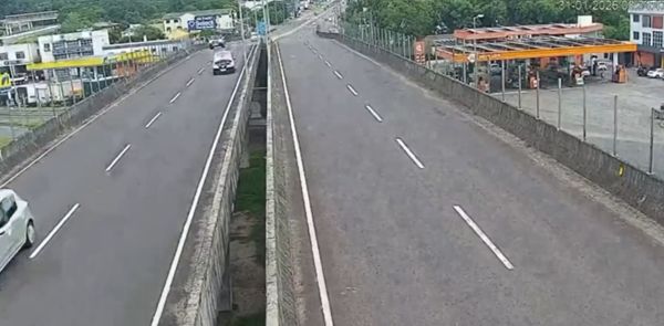 Остановился на виадуке, чтобы закрыть капот