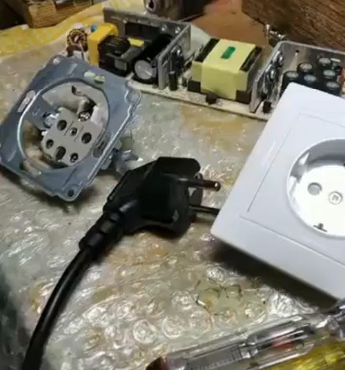 Вилка в розетку