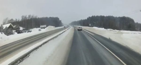 Мадам пропустила поворот, решила сдать назад