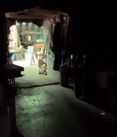 Дыра в крыше гаража создаёт очень красивый эффект