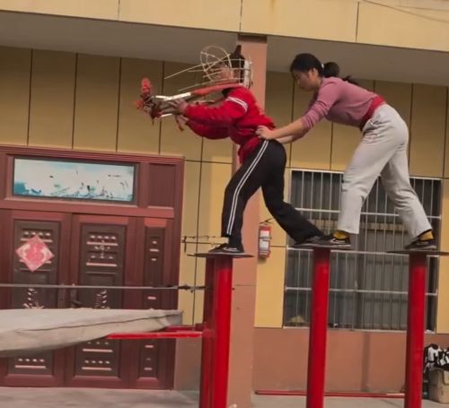 Экстремальное шоу Китая: акробатика и баланс в танце дракона на высоте