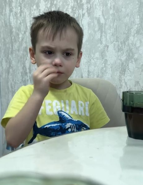 В соцсетях вирусится видео с мальчуганом, который искренне признался, что жёстко зависим от телефона