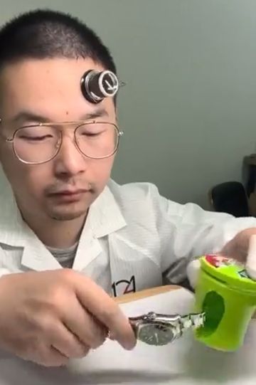 Замена батарейки в часах Rolex