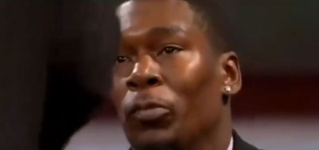 Женщина встречается с мужчиной, которого она ложно обвинила в изнасиловании