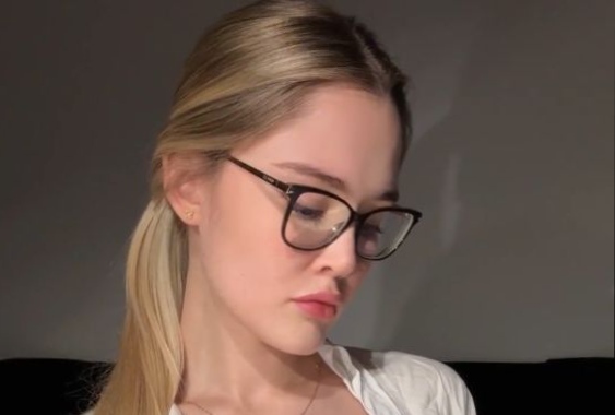 Девушка в очках