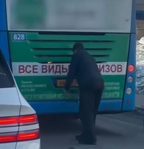 Водитель автобуса во Владивостоке потушил пожар руками и продолжил рейс