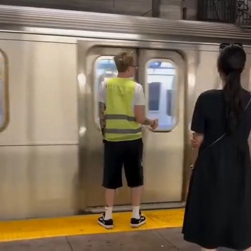 И остановил, и двери открыл, и помог тронуться!