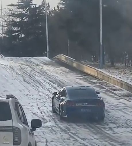 Преодоление заснеженного подъема на заднеприводном Ford Mustang