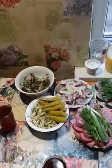 Собрались сельские мужики культурно посидеть