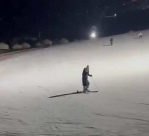 На горнолыжном курорте Киргизии молодая девушка упала в глубокий обрыв