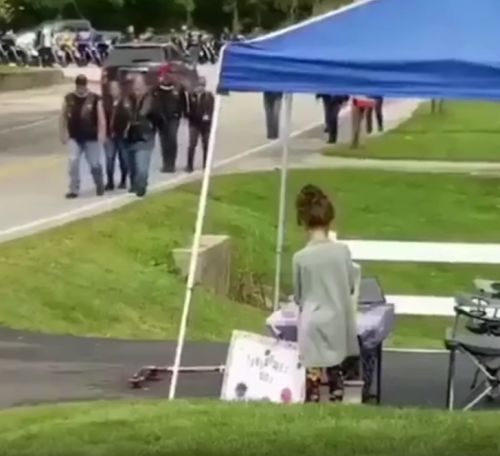 Байкеры отблагодарили дочку медсестры за спасение в ДТП