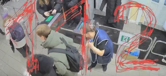 Школьница получила удар током от турникета и серьезную травму головы при падении