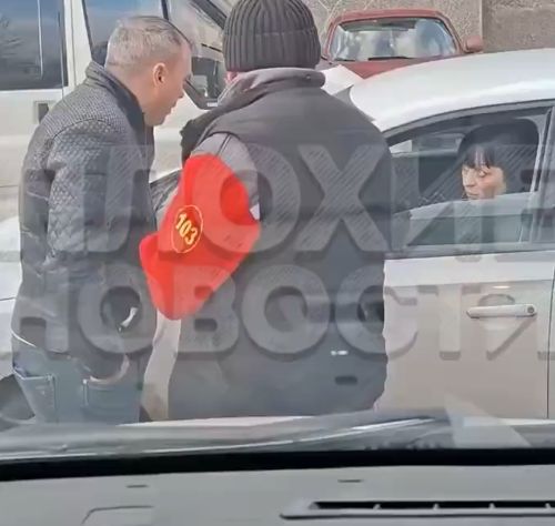 В Краснодаре автоледи отказалась сдавать назад, чтобы пропустить скорую с пациентом