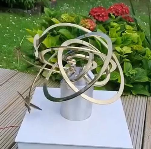 Забавная кинетическая скульптура