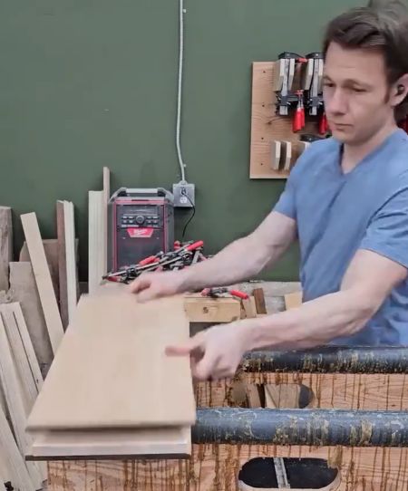 Резкий деревяшечник сделал столешницу для пенька