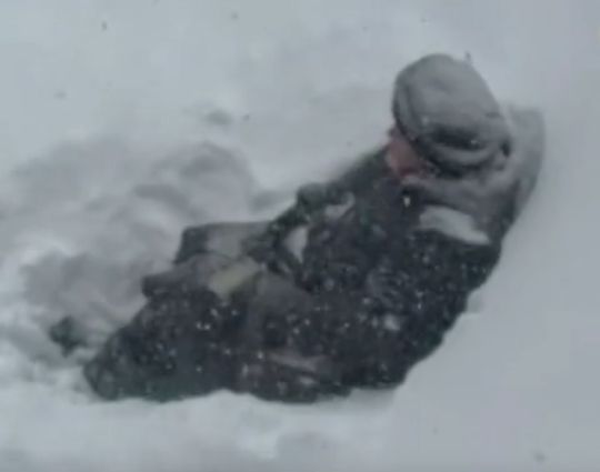 В Туле бабушка в сильный снегопад расчистила лавочку и спокойно сидит, словно ничего не произошло