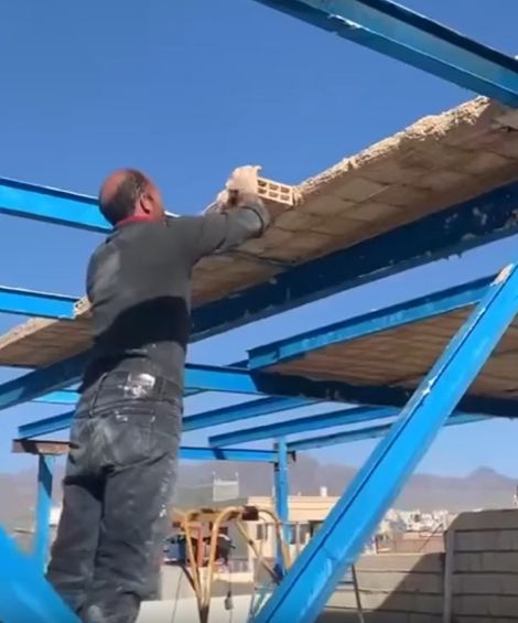 Чувак что-то строит...