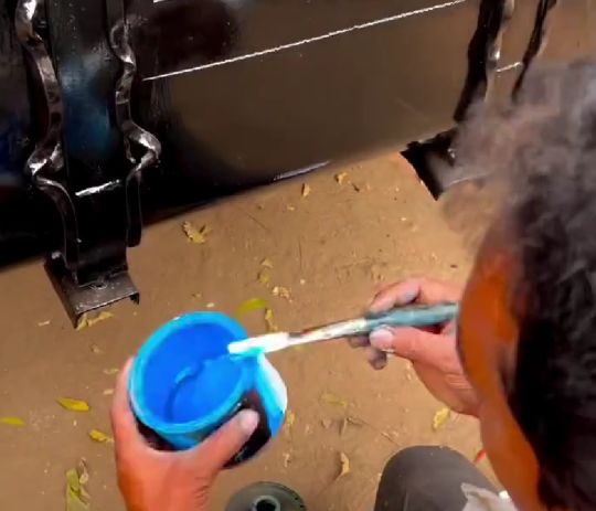 Мастер художественной надписи и декора грузовиков Bezawada Arts