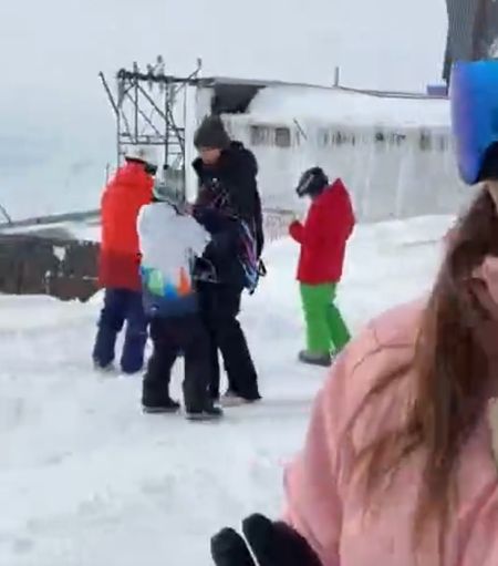 Мать бьёт сына за то, что он не хочет красиво фоткаться для её соцсетей