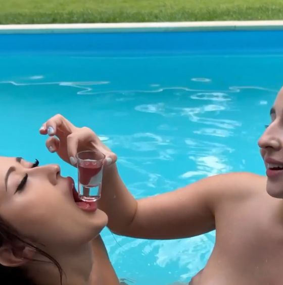 Milly69 бухает с подружками в бассейне