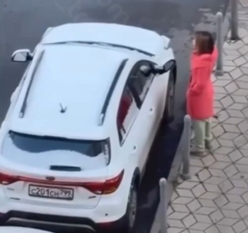 Ловко ногами работает