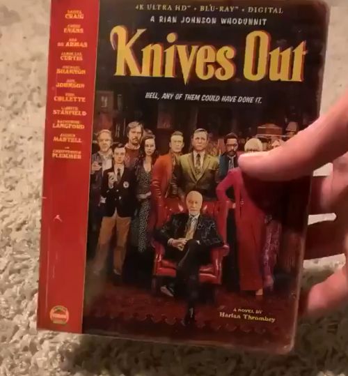 Обложка с секретом: если её перевернуть, то ножи покажут на убийцу⁠⁠