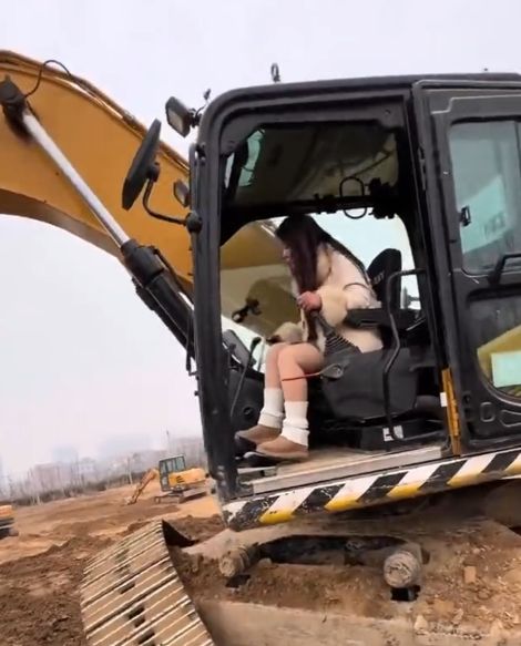 Слетела гусеница на экскаваторе