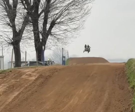 Такое катание в коляске не выглядит безопасным...⁠⁠