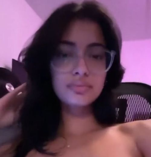 Голая брюнетка в очках