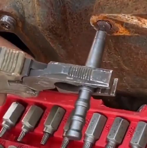 Мужчина устал от сложных шурупчиков