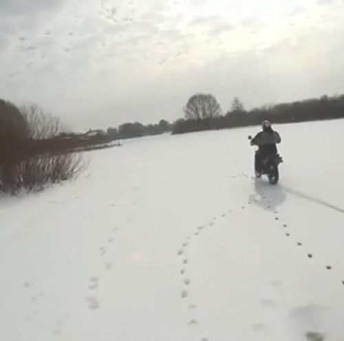 Хорошо что сам выбрался, но сколько можно технику топить?