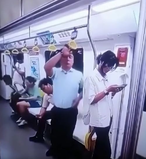 Парень уступил место, и тут же начинается хаос