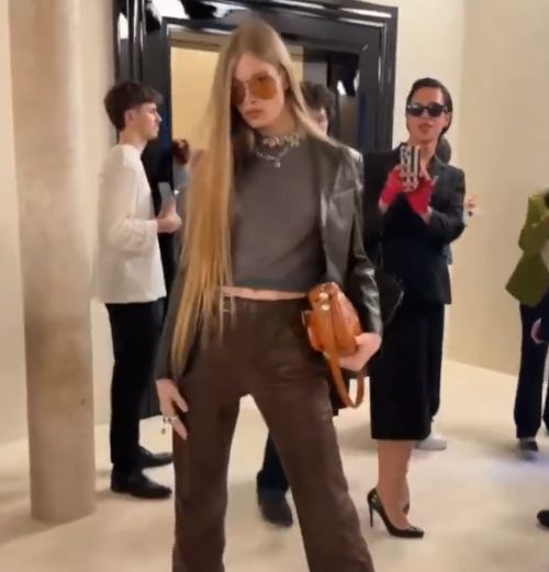 Ничего необычного, это сын Илона Маска, листаем ленту дальше