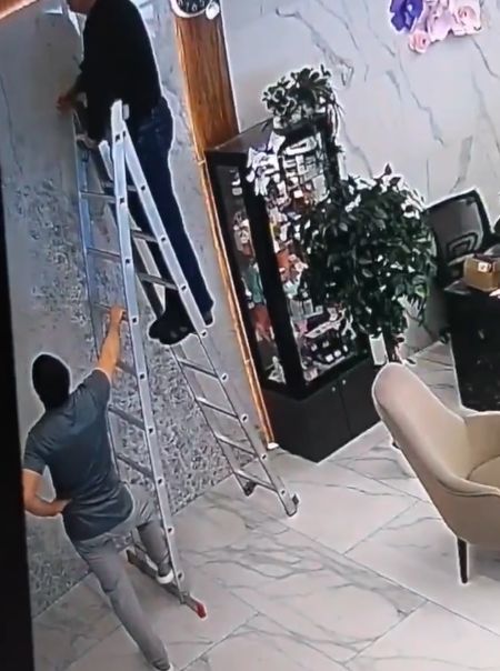 Лампочку поменять это вам не это, уметь надо