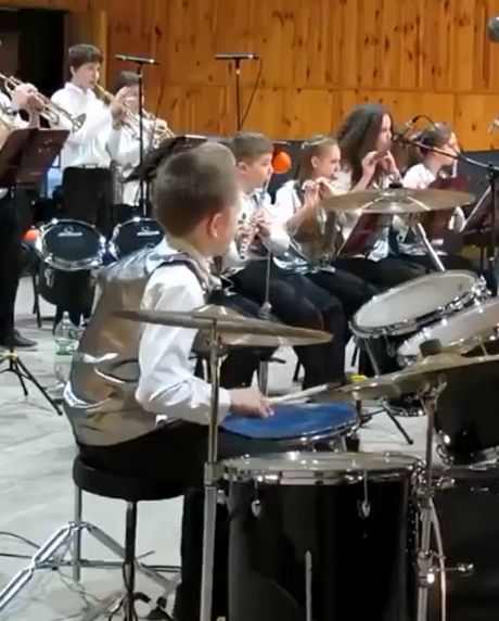 Школьник виртуоз Даниил Варфоломеев исполняет барабанное соло с оркестром Little Band
