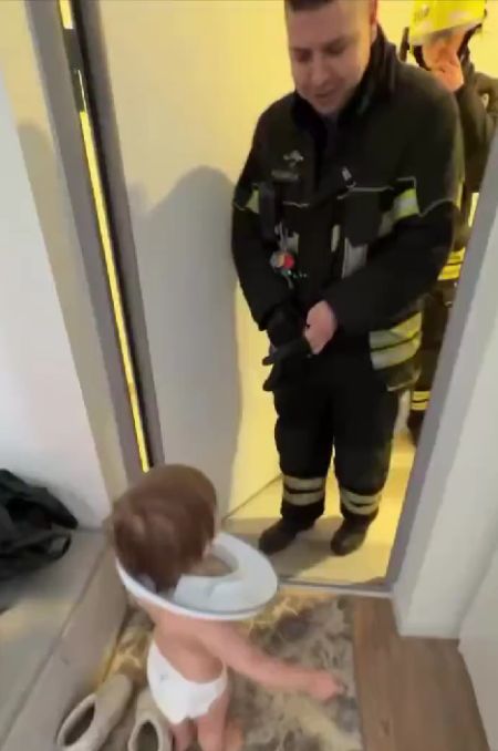 В Москве спасатели МЧС освободили голову ребенка из детского сиденья для унитаза