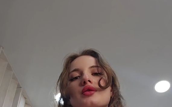 Заманивает в сети