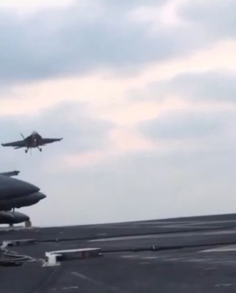 Американский самолет F/A-18F потерпел крушение при попытке приземлиться на авианосец "Авраам Линкольн"