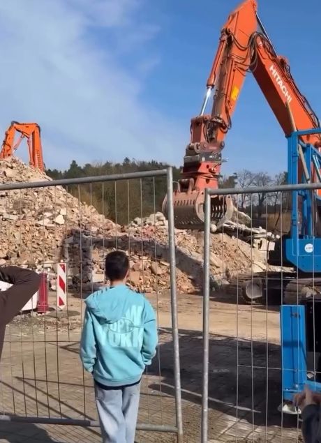 Когда твоя игрушка чуть больше, чем у ребят во дворе⁠⁠